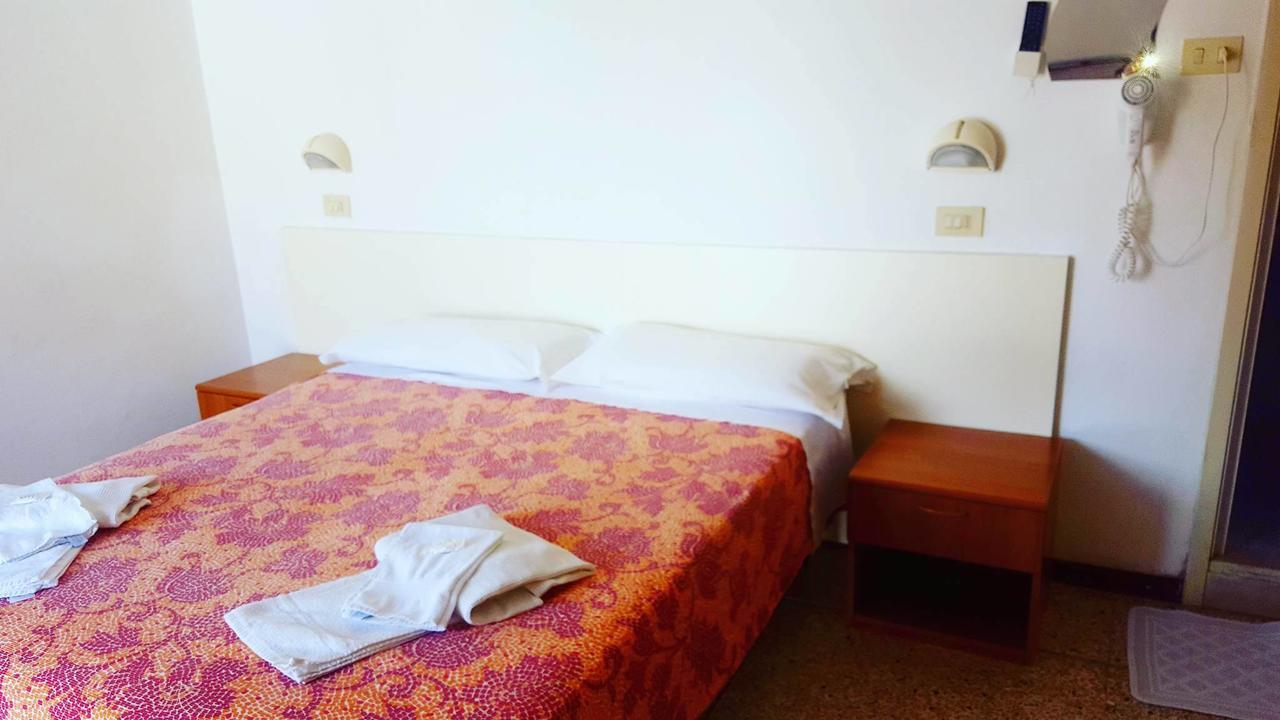 Hotel Moroni Rimini Bagian luar foto