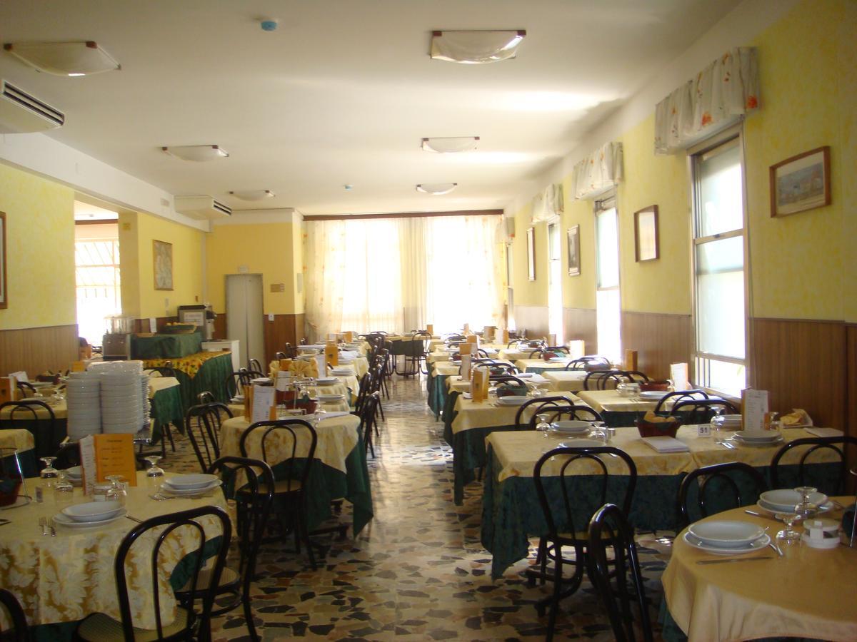 Hotel Moroni Rimini Bagian luar foto