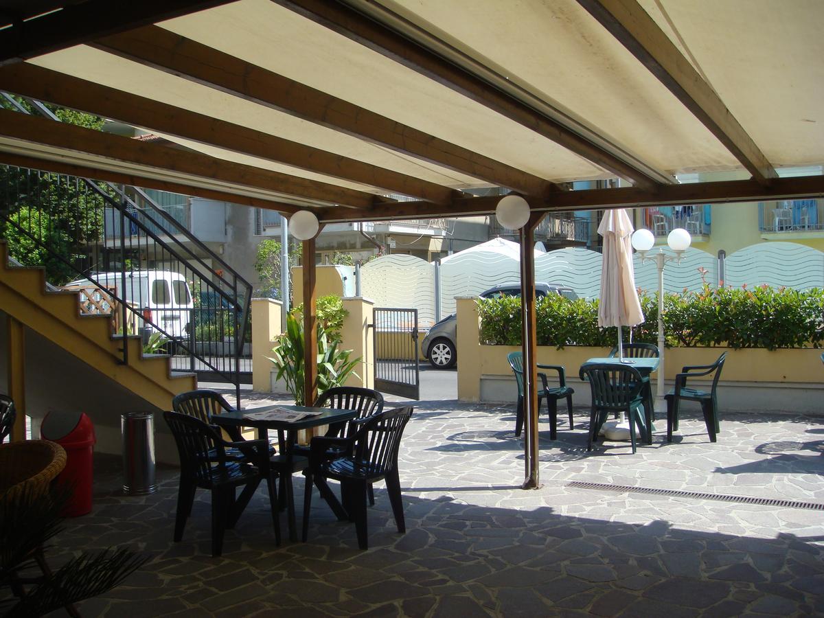 Hotel Moroni Rimini Bagian luar foto