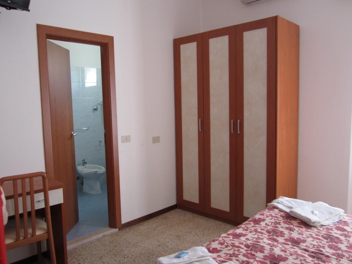 Hotel Moroni Rimini Bagian luar foto