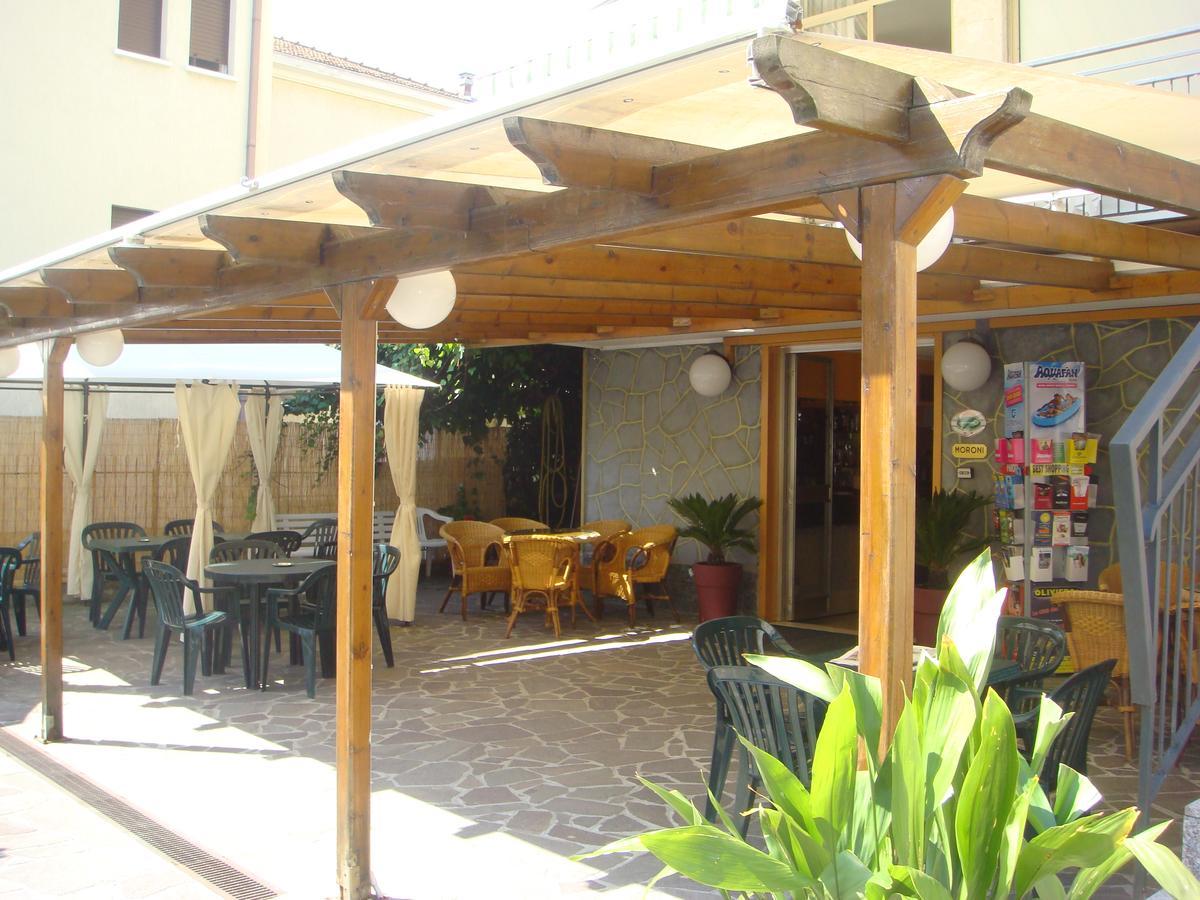 Hotel Moroni Rimini Bagian luar foto