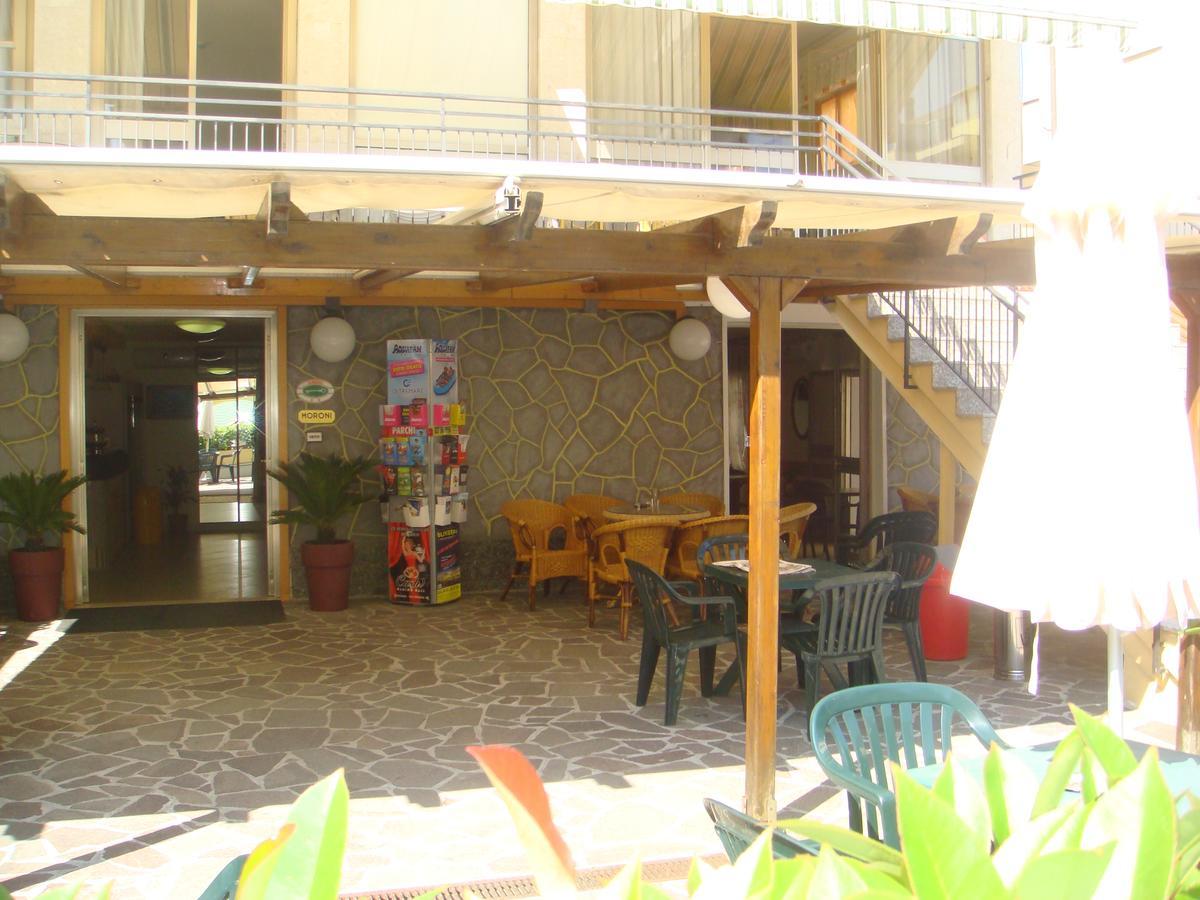 Hotel Moroni Rimini Bagian luar foto