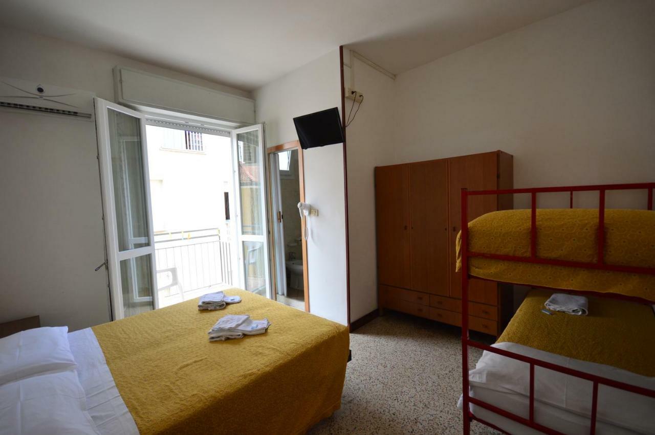 Hotel Moroni Rimini Bagian luar foto
