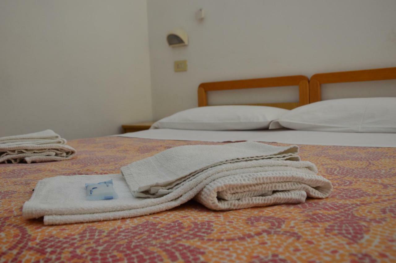 Hotel Moroni Rimini Bagian luar foto