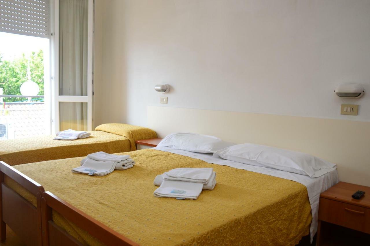 Hotel Moroni Rimini Bagian luar foto